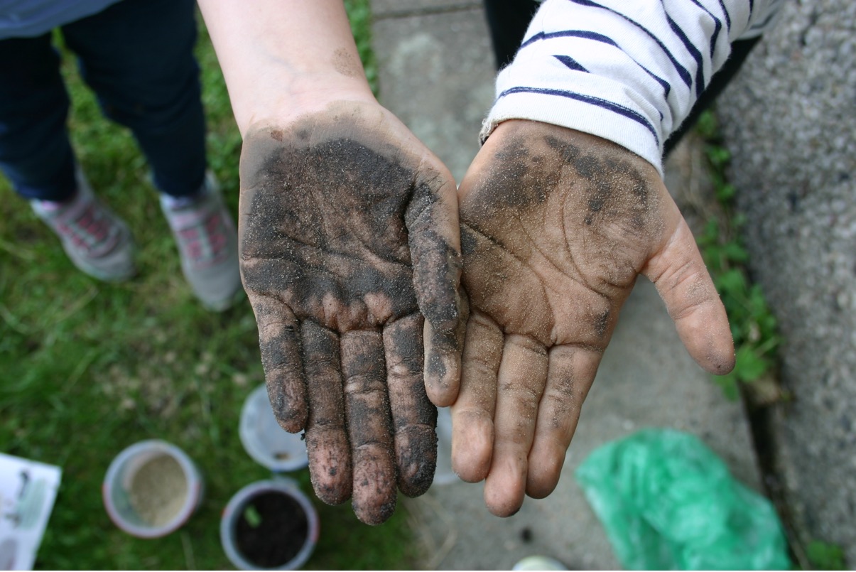 Bodenarten bestimmen, macht schmutzige Hände
